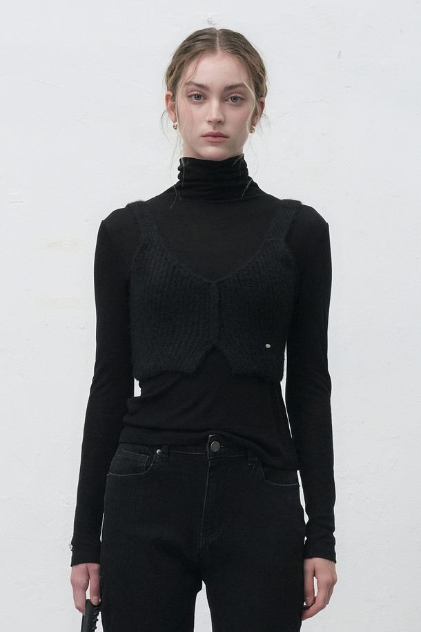 [25FW] WOMAN 소프트 울 터틀넥 티셔츠 [4COL] / WBE4L01520는 부드러운 소프트 울 소재로 제작되어 가을과 겨울에 따뜻하게 착용할 수 있는 여성 터틀넥 티셔츠입니다. 베이직하고 미니멀한 스타일로, 어떤 옷에도 잘 어울려 출근룩을 포함한 다양한 일상 코디에 활용하기 좋습니다. 레귤러핏에 긴소매 기장으로, 편안하면서도 세련된 실루엣을 연출합니다. 무지 디자인과 블랙 컬러는 어떤 스타일에도 쉽게 매치되어 활용도가 높습니다. 두꺼운 두께감으로 따뜻함을 더하며, 소프트 울 소재 특유의 부드러운 촉감이 특징입니다.
