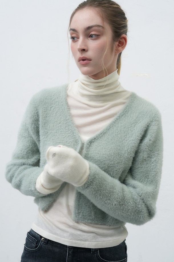 **[25FW] 우먼 소프트 울 터틀넥 티셔츠 [4COL] / WBE4L01520**는 부드러운 소프트 울 소재로 제작되어 가을, 겨울 시즌에 따뜻하고 포근하게 착용할 수 있는 여성 터틀넥 티셔츠입니다. 베이직한 디자인으로 출근룩, 오피스룩 등 다양한 TPO에 활용 가능하며, 클래식, 미니멀, 시크한 스타일 연출에 용이합니다. 레귤러핏에 긴 소매 기장으로, 레귤러 기장의 상의와 함께 어떤 하의에도 잘 어울립니다. 무지 디자인과 화이트 컬러는 어떤 의상에도 매치하기 쉬워 활용도가 높습니다. 부드러운 촉감의 소프트 울 소재가 편안한 착용감을 선사합니다.
