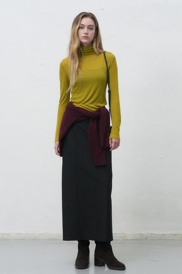 [25FW] WOMAN 소프트 울 터틀넥 티셔츠 [4COL] / WBE4L01520는 부드러운 소프트 울 소재로 제작되어 가을과 겨울에 따뜻하게 착용하기 좋은 여성 터틀넥 티셔츠입니다. 베이직한 디자인과 레귤러 핏으로, 클래식하고 미니멀한 스타일을 연출합니다. 무지 패턴에 긴 소매 기장으로 어떤 옷에도 쉽게 매치할 수 있으며, 머스타드 색상으로 포인트를 더했습니다. 얇은 두께감과 부드러운 촉감으로 편안하게 착용할 수 있으며, 일상복으로 활용하기 좋습니다.
