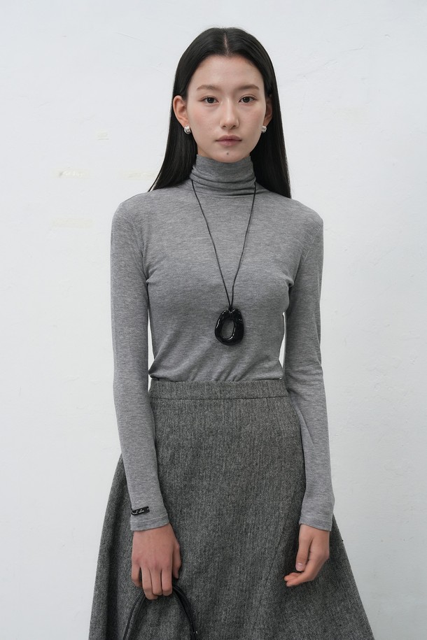 **[25FW] WOMAN 소프트 울 터틀넥 티셔츠 [4COL] / WBE4L01520**

부드러운 소프트 울 소재로 제작되어 포근하고 고급스러운 착용감을 선사하는 여성 터틀넥 티셔츠입니다. 4가지 다채로운 컬러로 출시되어, 다양한 스타일에 매치하기 용이합니다. 레귤러핏 디자인으로 편안한 착용감을 제공하며, 가을과 겨울 시즌 데일리룩과 모임룩에 활용하기 좋습니다. 베이직한 디자인으로 클래식, 미니멀, 캐주얼 등 폭넓은 스타일을 소화할 수 있는 활용도 높은 아이템입니다. 긴 소매 기장과 두꺼운 두께감으로 따뜻함을 더했습니다.
