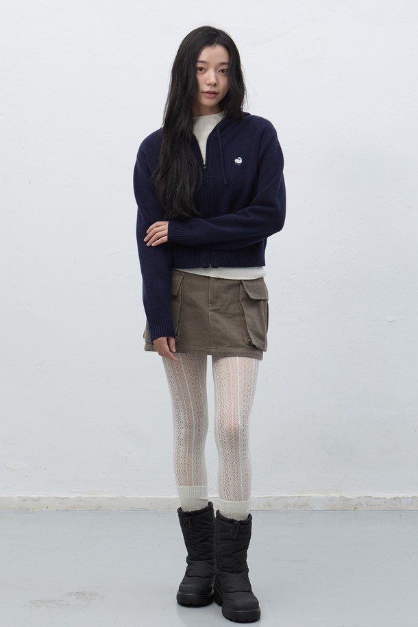 **[25FW] 우먼 베이비쉽 니트 후드 집업 [3COL] / WBE4L04557**

부드러운 베이비쉽 소재로 제작되어 포근한 착용감을 선사하는 여성용 니트 후드 집업입니다. 톤 다운된 네이비 컬러로, 캐주얼하면서도 미니멀한 스타일을 연출합니다. 가을, 겨울 시즌에 적합하며, 레귤러핏과 긴 소매 기장으로 편안함을 더했습니다. 무지 디자인에 두꺼운 두께감으로 따뜻함을 유지하며, 집콕룩과 산책룩에 모두 잘 어울립니다.
