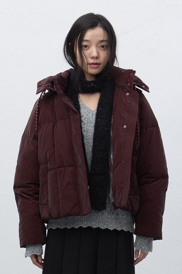 [25FW] WOMAN 스퀘어 퀼팅 후드 숏 푸퍼는 여성용 겨울 아우터로, 캐주얼한 스타일을 연출하기 좋습니다. 부드러운 촉감의 나일론과 폴리에스테르 혼방 소재로 제작되어 보온성을 높였습니다. 숏 기장에 레귤러 핏으로 편안하게 착용 가능하며, 집업 여밈 방식과 후드 디자인으로 실용성을 더했습니다. 스퀘어 퀼팅 패턴이 돋보이며, 화이트, 와인, 블랙 세 가지 색상으로 출시되었습니다. 산책룩, 집콕룩 등 다양한 TPO에 활용 가능하며, 미니멀, 클래식 스타일을 선호하는 분들께 추천합니다.
