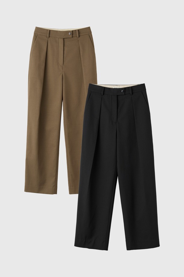 [25FW] WOMAN 와이드 원턱 슬랙스 [2COL]는 여성용 슬랙스로, 다크 베이지와 블랙 두 가지 색상으로 출시되었습니다. 가을, 겨울 시즌에 어울리는 긴 기장의 와이드핏 슬랙스로, 베이직하고 클래식한 스타일을 연출합니다. 원턱 디테일이 특징이며, 오피스룩, 출근룩, 모임룩 등 다양한 TPO에 활용 가능합니다. 미니멀하고 클래식한 스타일을 선호하는 여성에게 적합한 아이템입니다.
