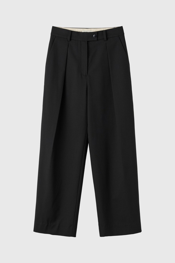 [25FW] WOMAN 와이드 원턱 슬랙스 [2COL]는 여성 고객을 위한 가을/겨울 시즌용 슬랙스입니다. 다크 베이지와 블랙 두 가지 색상으로 출시되었으며, 베이직하고 클래식한 스타일을 연출합니다. 와이드핏과 긴 기장으로 편안하면서도 세련된 핏을 제공하며, 원턱 디테일이 특징입니다. 오피스룩, 출근룩, 모임룩 등 다양한 TPO에 활용 가능하며, 미니멀하고 클래식한 스타일을 선호하는 분들께 추천합니다.
