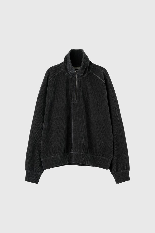 [25FW] WOMAN 리브드 벨로아 루즈핏 하프집업 [2COL] / WBE4L51521는 부드러운 벨로아 소재의 여성용 하프넥 하프집업입니다. 넉넉한 루즈핏으로 편안한 착용감을 선사하며, 가을과 겨울에 따뜻하게 입을 수 있습니다. 일상복과 피트니스룩으로 모두 활용 가능한 실용적인 아이템으로, 스포티, 캐주얼, 미니멀한 스타일을 연출하기 좋습니다. 리브드 디테일이 돋보이며, 블랙 컬러로 어떤 옷에도 쉽게 매치할 수 있습니다. 보온 기능으로 쌀쌀한 날씨에도 따뜻함을 유지해줍니다.
