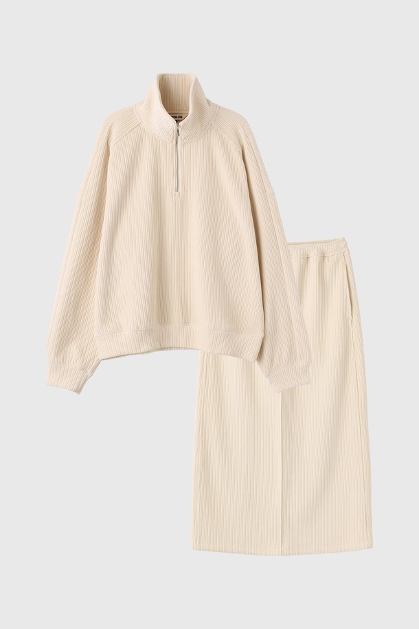 **[25FW] WOMAN 리브드 벨로아 하프집업 세트 [2COL] / WBE4L51521SET**는 부드러운 촉감의 벨로아 소재로 제작되어 가을과 겨울에 따뜻하게 착용할 수 있는 여성용 하프넥 하프 집업 세트입니다. 루즈핏 디자인과 무지 패턴으로 캐주얼하고 미니멀한 스타일을 연출하며, 집콕룩이나 산책룩으로 활용하기 좋습니다. 긴 소매 기장과 두꺼운 두께감으로 보온성을 높였으며, 세트 상품으로 다양한 스타일링이 가능합니다. 이 하프 집업 세트는 편안함과 스타일을 동시에 원하는 여성분들에게 좋은 선택이 될 것입니다.
