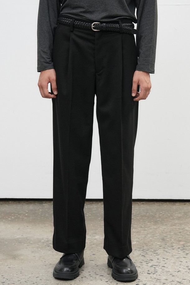 25FW MAN 클래식 원턱 와이드 슬랙스는 남성용 슬랙스로, 가을과 겨울에 착용하기 좋습니다. 무지 디자인에 와이드핏으로 제작되어 클래식하고 미니멀한 스타일을 연출합니다. 오피스룩, 비즈니스 캐주얼, 모임룩 등 다양한 TPO에 활용 가능하며, 시크한 느낌을 더해줍니다. 원턱 디테일이 특징이며, 편안한 착용감을 제공합니다. 블랙 컬러로 어떤 상의와도 쉽게 매치할 수 있습니다.
