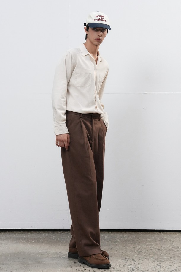 [25FW] MAN 클래식 원턱 와이드 슬랙스 [3COL]는 남성용 슬랙스로, 가을과 겨울에 착용하기 좋은 두께감의 긴 기장 바지입니다. 클래식하고 미니멀한 스타일을 추구하며, 일상, 출근룩, 비즈니스 캐주얼, 그리고 모임룩까지 다양한 TPO에 활용할 수 있습니다. 넉넉한 루즈핏 와이드 실루엣에 원턱 디테일이 더해져 편안하면서도 세련된 분위기를 연출합니다. 부드러운 폴리에스테르 소재로 제작되어 편안한 착용감을 선사하며, 브라운 컬러의 무지 디자인으로 어떤 상의와도 쉽게 매치할 수 있습니다.
