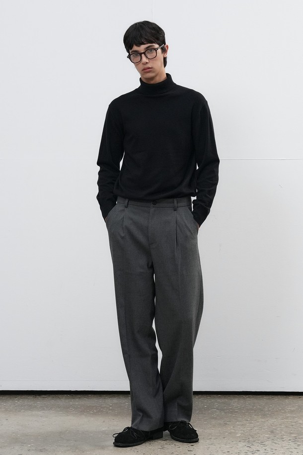 세련된 남성 스타일을 완성할 '[25FW] MAN 클래식 원턱 와이드 슬랙스'입니다. 가을, 겨울 시즌에 어울리는 긴 기장의 슬랙스로, 그레이, 블랙, 베이지 3가지 기본 컬러로 출시되었습니다. 클래식한 무드의 원턱 디테일과 와이드핏 디자인이 편안하면서도 시크한 분위기를 연출합니다. 출근룩, 비즈니스 캐주얼, 모임룩 등 다양한 TPO에 활용 가능하며, 미니멀하고 시크한 스타일을 연출하기 좋습니다.

