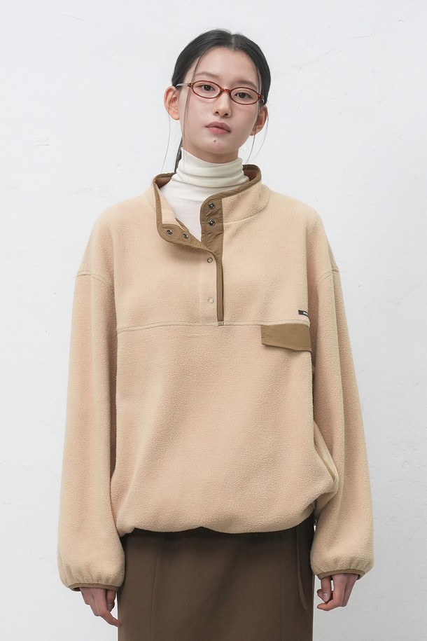 [25FW] UNISEX 소프트 하이넥 플리스 아노락은 부드러운 플리스 소재로 제작되어 포근한 착용감을 선사합니다.  가을과 겨울철, 일상에서 캐주얼하고 스포티한 스타일을 연출하기 좋습니다.  하이넥 디자인과 스냅 여밈 방식으로, 보온성을 높이고 편안하게 착용할 수 있습니다. 베이지, 차콜, 브라운 세 가지 색상으로 출시되어 다양한 룩에 활용 가능합니다.  루즈핏으로 제작되어 활동성이 뛰어나며, 두꺼운 두께감으로 따뜻하게 몸을 감싸줍니다.
