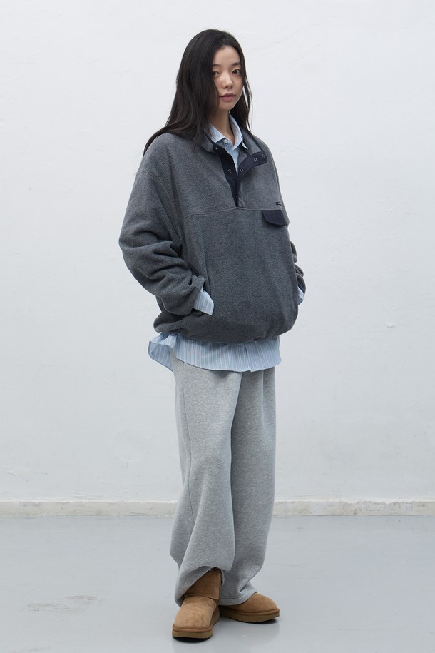 [25FW] UNISEX 소프트 하이넥 플리스 아노락은 부드러운 소프트 플리스 소재로 제작되어 포근한 착용감을 선사합니다. 유니섹스 디자인으로 남녀 모두 편안하게 착용 가능하며, 캐주얼 및 스포티 스타일을 연출하기 좋습니다. 하이넥 디자인과 레귤러핏으로 보온성을 높였으며, 가을, 겨울 시즌 데일리룩에 활용하기 좋은 아이템입니다. 베이지, 차콜, 브라운 세 가지 색상으로 출시되어 취향에 맞게 선택할 수 있습니다. 무지 패턴의 긴소매 아노락으로 미니멀한 스타일을 즐길 수 있습니다.
