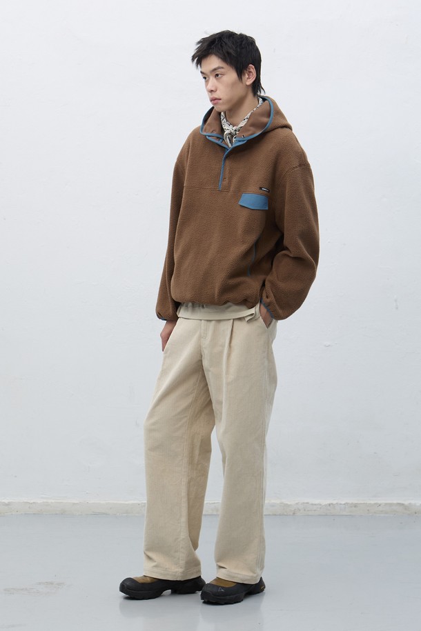 따뜻함과 스타일을 모두 갖춘 [25FW] UNISEX 소프트 하이넥 플리스 아노락입니다. 부드러운 소프트 플리스 소재로 제작되어 뛰어난 착용감을 선사하며, 겨울철 보온성을 책임집니다. 하이넥 디자인과 레귤러핏으로 제작되어 캐주얼, 스포티, 미니멀 등 다양한 스타일 연출이 가능합니다. 베이지, 차콜, 브라운 3가지 컬러로 출시되어, 산책, 캠핑, 집콕 등 어떤 TPO에도 활용하기 좋습니다. 긴 소매와 스냅 여밈 방식으로 편안함과 실용성을 더했습니다.
