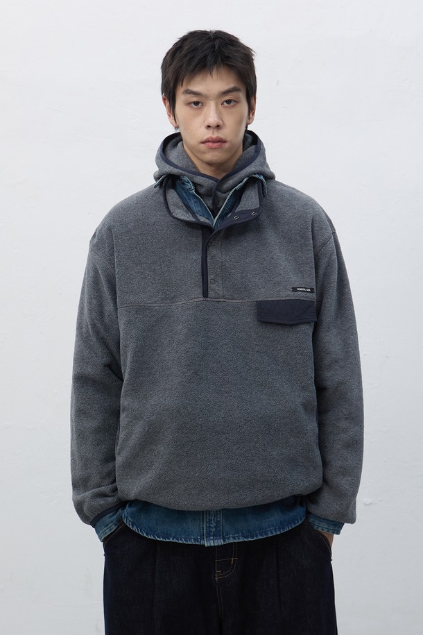 [25FW] UNISEX 소프트 하이넥 플리스 아노락은 부드러운 촉감의 플리스 소재로 제작되어 가을, 겨울철 보온성을 책임지는 아노락입니다. 루즈핏으로 편안한 착용감을 선사하며, 하이넥 디자인과 집업 여밈 방식으로 스타일리시함을 더했습니다. 베이지, 차콜, 브라운 3가지 색상으로 출시되어 다양한 룩에 매치하기 용이하며, 캐주얼, 스포티, 미니멀 스타일을 즐기는 분들께 추천합니다. 산책룩이나 캠핑룩으로 활용하여 따뜻하고 포근한 분위기를 연출할 수 있습니다. 무지 디자인으로 어떤 옷에도 잘 어울려 데일리 아우터로 손색없습니다.
