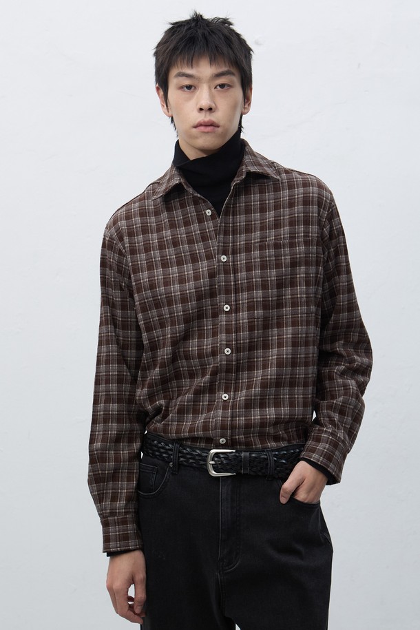 **[25FW] MAN 레귤러핏 플란넬 체크 셔츠 [2COL]**는 가을과 겨울, 일상과 같은 다양한 TPO에 활용 가능한 남성용 셔츠입니다. 부드러운 플란넬 소재와 넉넉한 레귤러핏으로 편안한 착용감을 선사하며, 두 가지 컬러(레드, 브라운)의 체크 패턴이 캐주얼하고 베이직한 스타일을 연출합니다. 출근룩부터 모임룩까지 폭넓게 활용할 수 있으며, 클래식, 미니멀 스타일에도 잘 어울립니다. 긴 소매 기장과 카라 디자인으로 깔끔한 실루엣을 완성합니다.
