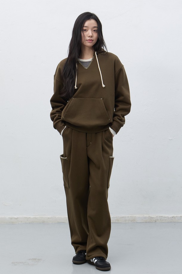 [25FW] UNISEX 스티치 스웻 후드 세트 [3COL]는 부드러운 면 소재로 제작되어 편안한 착용감을 선사합니다. 가을, 겨울 시즌에 어울리는 두꺼운 두께감으로 따뜻하게 입을 수 있으며, 오버핏 디자인으로 캐주얼하고 스포티한 스타일을 연출합니다. 무지 디자인에 스티치 디테일이 더해져 미니멀한 매력을 더하며, 집콕룩, 산책룩, 캠핑룩 등 다양한 TPO에 활용 가능합니다. 후드와 긴 소매가 편안함을 더하여 데일리룩으로 손색없으며, 유니섹스 디자인으로 남녀 모두 착용 가능합니다.
