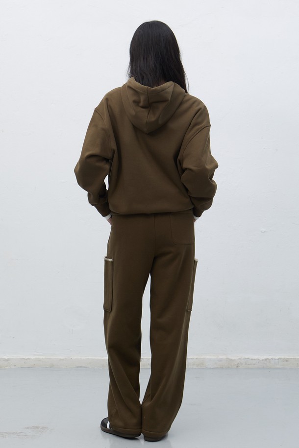 **[25FW] UNISEX 스티치 스웻 후드 세트 [3COL] / SBE4U51013SET**는 부드러운 촉감의 면 소재로 제작되어 가을, 겨울 시즌에 따뜻하게 착용할 수 있는 후드 세트입니다. 루즈핏으로 편안함을 강조했으며, 베이직하고 캐주얼한 스타일로 다양한 룩에 활용하기 좋습니다. 무지 디자인에 브라운 컬러로 포인트를 더하여 미니멀한 스타일을 연출할 수 있습니다. 집콕룩, 캠핑룩, 산책룩 등 TPO에 구애받지 않고 데일리하게 즐겨 입기 좋은 아이템입니다. 긴소매와 두꺼운 두께감으로 보온성을 높였습니다.
