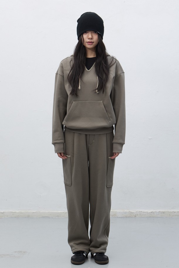 [25FW] UNISEX 스티치 스웻 후드 세트 [3COL]는 캐주얼하고 베이직한 스타일의 유니섹스 후드티 세트입니다. 가을, 겨울 시즌에 적합하며, 두꺼운 두께감과 부드러운 촉감의 스웻 소재로 제작되어 편안한 착용감을 선사합니다. 집콕룩, 출근룩 등 다양한 TPO에 활용 가능하며, 미니멀한 스타일을 연출하기 좋습니다. 무지 디자인에 스티치 디테일이 더해져 포인트를 주며, 레귤러핏으로 제작되어 편안한 활동성을 제공합니다. 네크라인은 후드 디자인이며, 긴 소매 기장으로 따뜻하게 착용할 수 있습니다.
