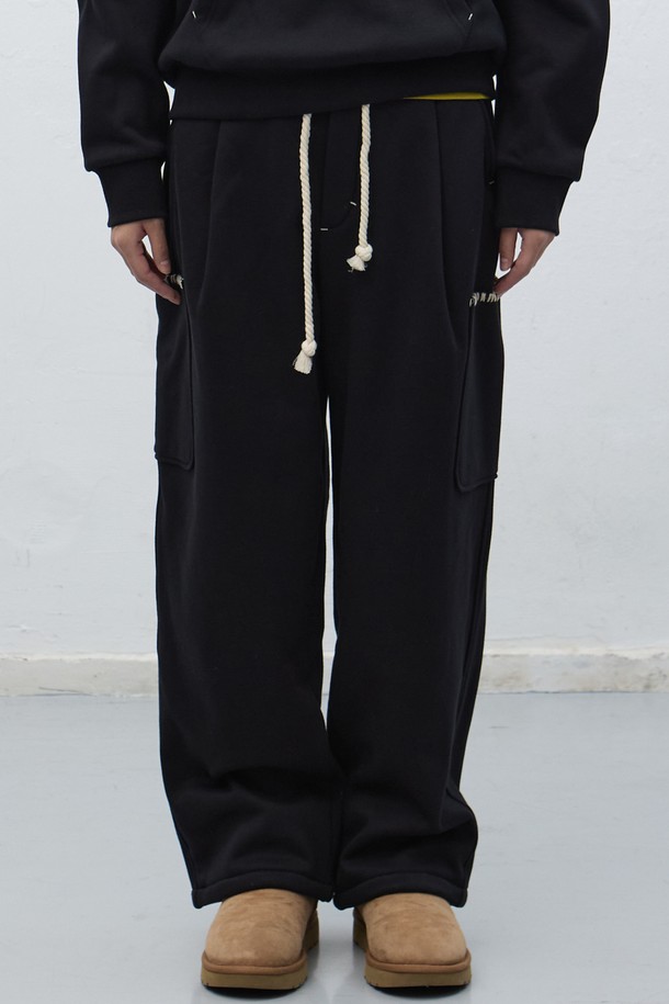 [25FW] 유니섹스 스티치 카고 스웻팬츠는 캐주얼과 스트리트, 미니멀 스타일을 모두 아우르는 디자인입니다. 부드러운 면 소재로 제작되어 편안한 착용감을 선사하며, 가을과 겨울에 적합한 두꺼운 두께감으로 보온성을 높였습니다. 루즈핏으로 활동성을 더하고, 허리 밴딩 처리로 편안하게 착용 가능합니다. 블랙, 카키, 그레이 3가지 컬러로 출시되어 다양한 스타일 연출이 용이하며, 스티치 디테일과 카고 포켓으로 디자인 포인트를 더했습니다. 긴 기장감으로 다리가 길어 보이는 효과를 줍니다.
