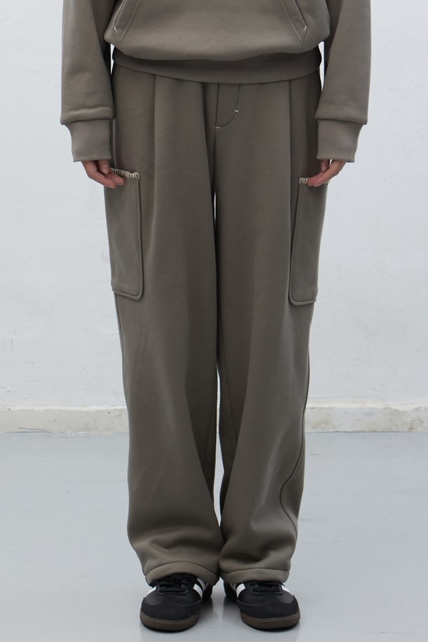 [25FW] UNISEX 스티치 카고 스웻팬츠는 캐주얼, 스트릿, 미니멀 스타일을 즐기는 유니섹스를 위한 제품입니다. 가을, 겨울 시즌에 어울리는 두꺼운 두께감의 면 소재로 제작되어 부드러운 촉감을 선사합니다. 루즈핏으로 편안한 착용감을 제공하며, 밴딩 허리와 카고 포켓, 스티치 디테일이 특징입니다. 블랙, 카키, 그레이 3가지 색상으로 출시되어 다양한 캠핑룩과 일상룩에 활용하기 좋습니다. 긴 기장으로 어떤 스타일에도 잘 어울리는 활용도 높은 아이템입니다.
