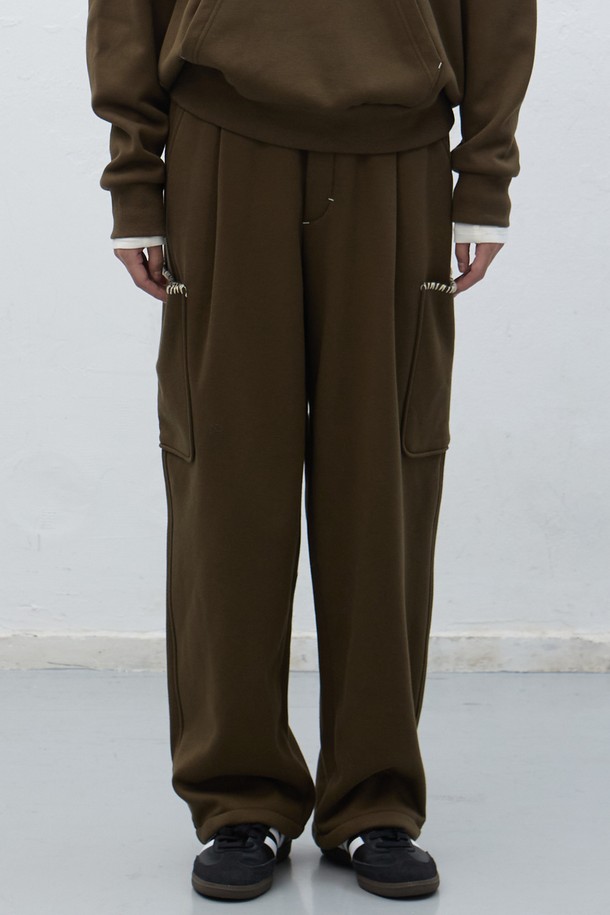 **[25FW] UNISEX 스티치 카고 스웻팬츠 [3COL]**는 가을, 겨울 시즌에 어울리는 유니섹스 카고 스웻팬츠입니다. 부드러운 면 소재로 제작되어 편안한 착용감을 선사하며, 루즈핏으로 캐주얼하고 스트릿한 스타일을 연출합니다. 블랙, 카키, 그레이 3가지 색상으로 출시되었으며, 긴 기장과 두꺼운 두께감으로 보온성을 높였습니다. 밴딩 처리된 허리와 카고 포켓, 스티치 디테일이 돋보이는 디자인으로, 캠핑룩이나 집콕룩 등 다양한 TPO에 활용 가능합니다. 캐주얼, 스트리트, 미니멀 스타일을 즐겨 입는 분들께 추천합니다.
