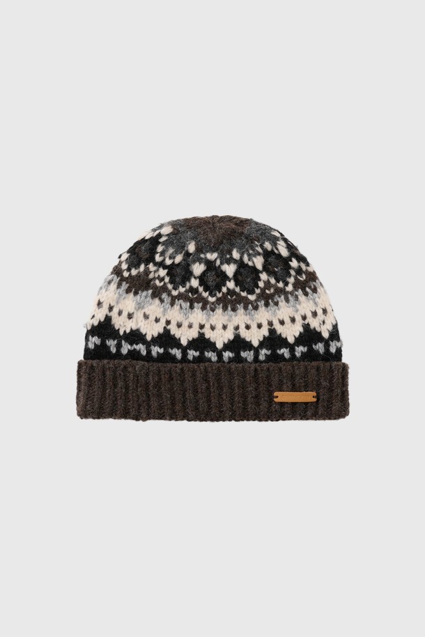 **[25FW] UNISEX 노르딕 비니 [3COL]**는 가을, 겨울 시즌에 어울리는 유니섹스 비니입니다. 울과 아크릴 혼방 소재로 제작되어 부드러운 촉감과 뛰어난 보온성을 자랑합니다. 깊은 모자 깊이와 두꺼운 두께, 노르딕 패턴 디자인이 특징이며, 네이비와 그레이 두 가지 색상으로 출시되었습니다. 출근룩과 연말 모임룩에 클래식, 캐주얼, 미니멀 스타일로 포인트를 더할 수 있습니다.
