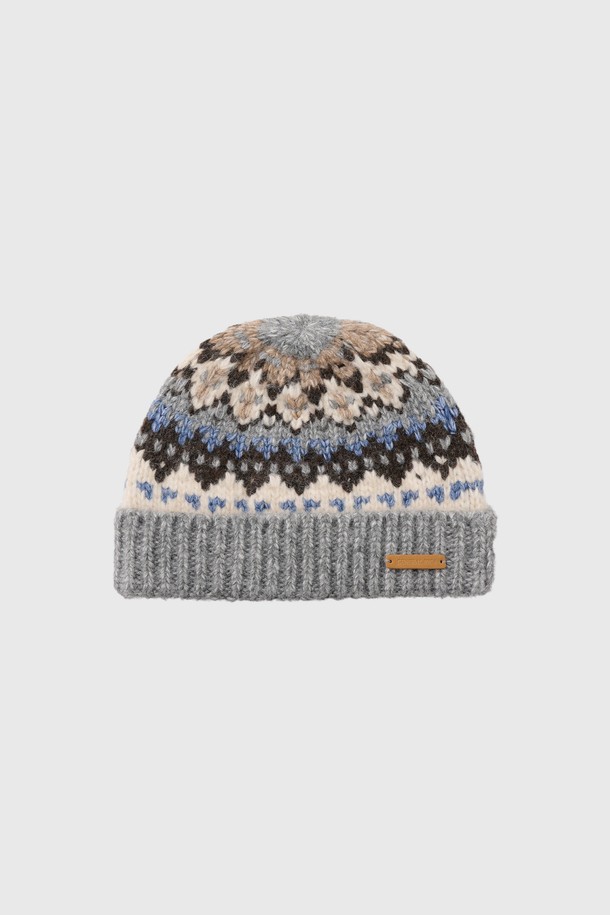 **[25FW] UNISEX 노르딕 비니 [3COL] / SBE4U91012**는 부드러운 울과 아크릴 혼방 소재로 제작되어 가을, 겨울철 따뜻하게 착용할 수 있는 깊이 있는 비니입니다. 유니섹스 디자인으로 남녀 모두 착용 가능하며, 그레이, 화이트, 블랙 3가지 기본 컬러로 출시되어 다양한 스타일과 매치하기 좋습니다. 노르딕 패턴이 디자인되어 캐주얼, 클래식, 미니멀 스타일 모두 소화 가능하며, 특히 출근룩에 포인트를 더할 수 있습니다. 두꺼운 두께감으로 방한 기능까지 갖춘 겨울용 비니입니다.
