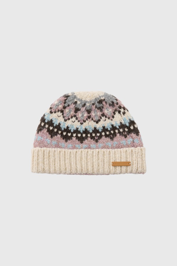 [25FW] UNISEX 노르딕 비니 [3COL]는 울과 아크릴 혼방 소재로 제작되어 부드러운 촉감을 자랑하며, 가을과 겨울철 따뜻하게 착용할 수 있는 방한용 비니입니다. 깊은 모자 깊이와 두꺼운 두께로 보온성을 높였으며, 노르딕 패턴과 니트, 폼폼 장식이 더해져 캐주얼, 클래식, 미니멀 스타일 모두 소화 가능한 디자인입니다. 베이지, 그레이, 브라운 세 가지 색상으로 출시되어 다양한 겨울 의상에 매치하기 용이합니다. 남녀 공용으로 제작되어 유행 없이 오랫동안 착용할 수 있으며 데일리룩에 포인트를 더해줍니다.
