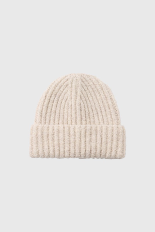 [25FW] UNISEX 하찌 니트 비니 [4COL]는 깊은 모자 깊이와 부드러운 촉감의 니트 소재 비니입니다. 아이보리 색상으로, 가을과 겨울에 따뜻하게 착용하기 좋습니다. 하찌 패턴과 골지 디테일이 돋보이며, 캐주얼, 미니멀, 클래식 스타일을 모두 아우르는 디자인입니다. 유니섹스 제품으로, 남녀 모두 편안하게 즐길 수 있습니다. 두꺼운 두께감으로 보온성을 높였습니다.
