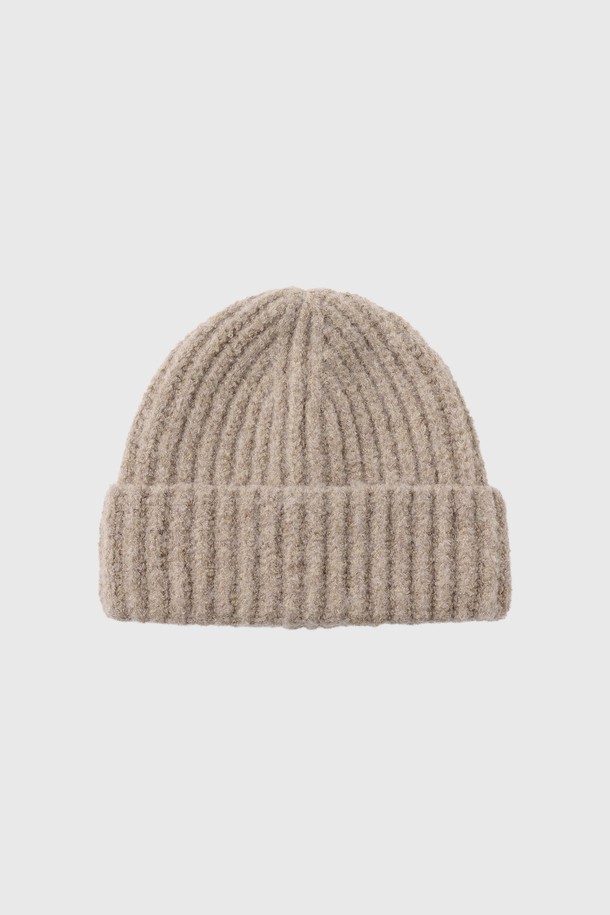 [25FW] UNISEX 하찌 니트 비니는 가을, 겨울 시즌에 착용하기 좋은 유니섹스 비니입니다. 부드러운 촉감의 니트 소재로 제작되었으며, 깊은 모자 깊이와 두꺼운 두께감으로 따뜻하게 착용할 수 있습니다. 베이지 컬러의 하찌 니트 패턴이 돋보이며, 캐주얼, 미니멀, 클래식 스타일의 산책룩에 잘 어울립니다. 데일리 아이템으로 활용하기 좋은 디자인입니다.
