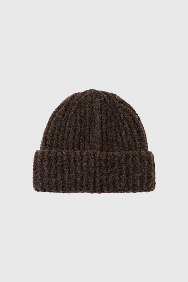 따뜻하고 포근한 [25FW] 유니섹스 하찌 니트 비니입니다. 부드러운 니트 소재로 제작되어 뛰어난 착용감을 선사하며, 깊은 모자 깊이로 안정감 있는 핏을 제공합니다. 가을, 겨울 시즌에 어울리는 두꺼운 두께감으로 보온성을 높였으며, 하찌 패턴이 은은한 포인트를 더합니다. 브라운 컬러는 어떤 의상에도 잘 어울려 출근룩, 연말 모임룩 등 다양한 TPO에 활용 가능하며, 캐주얼, 클래식, 미니멀 스타일 모두 소화 가능합니다.
