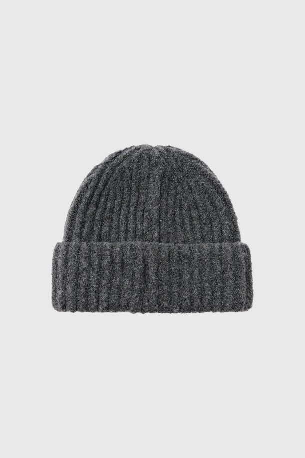 [25FW] UNISEX 하찌 니트 비니는 가을, 겨울 시즌에 어울리는 유니섹스 비니입니다. 부드러운 니트 소재로 제작되어 깊은 깊이감과 뛰어난 보온성을 제공하며 일상 및 출근룩, 여행룩에 활용하기 좋습니다. 미니멀, 캐주얼, 클래식 스타일을 모두 아우르는 디자인으로, 하찌 패턴의 은은한 멋스러움을 더했습니다. 그레이 컬러로 다양한 의상에 매치하기 용이하며, 폭넓은 연령층에서 착용하기 좋습니다.
