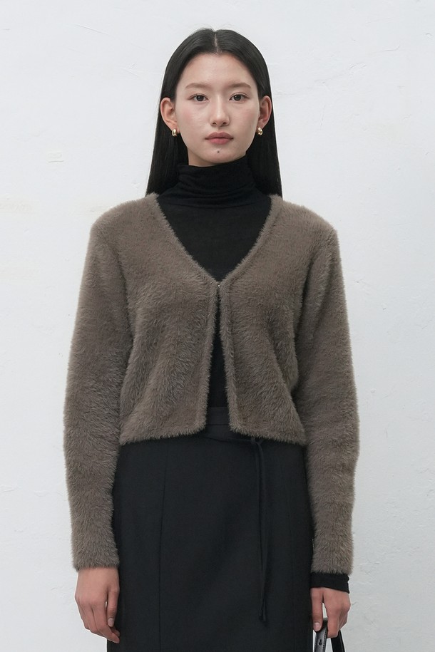 [25FW] 우먼 헤어리 크롭 가디건은 부드러운 울 소재로 제작되어 포근한 착용감을 선사합니다. 민트, 브라운, 블랙 3가지 색상으로 출시되어, 캐주얼하고 미니멀한 스타일을 연출하기 좋습니다. 브이넥 라인과 긴 소매, 헤어리 텍스처가 특징이며, 크롭 기장으로 트렌디함을 더했습니다. 두꺼운 두께감으로 가을, 겨울철 출근룩에 따뜻하게 활용할 수 있는 베이직 가디건입니다. 루즈핏으로 편안하게 착용 가능합니다.
