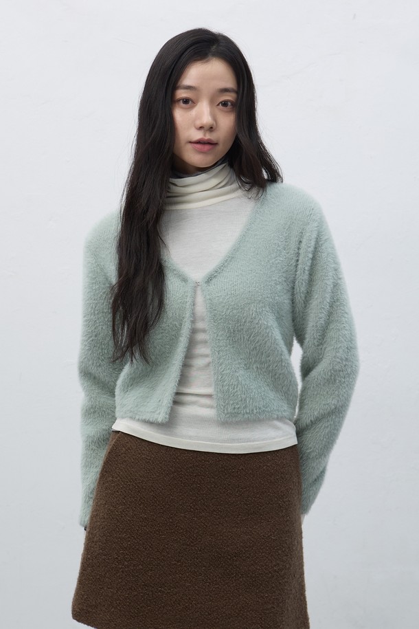 [25FW] WOMAN 헤어리 크롭 가디건 [3COL]는 여성용 가디건으로, 캐주얼하고 미니멀한 스타일을 연출합니다. 부드러운 헤어리 텍스처와 루즈핏으로 편안한 착용감을 선사하며, 가을과 겨울에 따뜻하게 입을 수 있습니다. 크롭 기장과 라운드넥 디자인이 특징이며, 민트, 브라운 등 세 가지 다채로운 컬러로 출시되었습니다. 집콕룩으로 활용하기 좋으며, 일상생활에서 폭넓게 활용할 수 있습니다.
