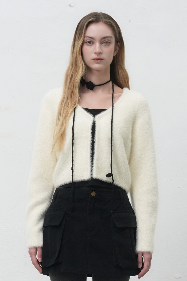 [25FW] WOMAN 헤어리 크롭 가디건 [3COL] / WBE4L04555는 부드러운 울 소재로 제작된 여성용 가디건입니다. 아이보리 컬러의 무지 디자인으로, 캐주얼, 미니멀, 클래식 스타일을 연출하기 좋습니다. 가을, 겨울 시즌에 어울리는 두꺼운 두께감과 긴 소매 기장이 특징이며, 브이넥 라인과 레귤러 핏으로 편안하게 착용할 수 있습니다. 헤어리 텍스처가 돋보이는 크롭 기장의 가디건으로, 데이트룩이나 모임룩에 활용하기 좋습니다. 버튼 여밈 방식으로 간편하게 스타일링할 수 있습니다.
