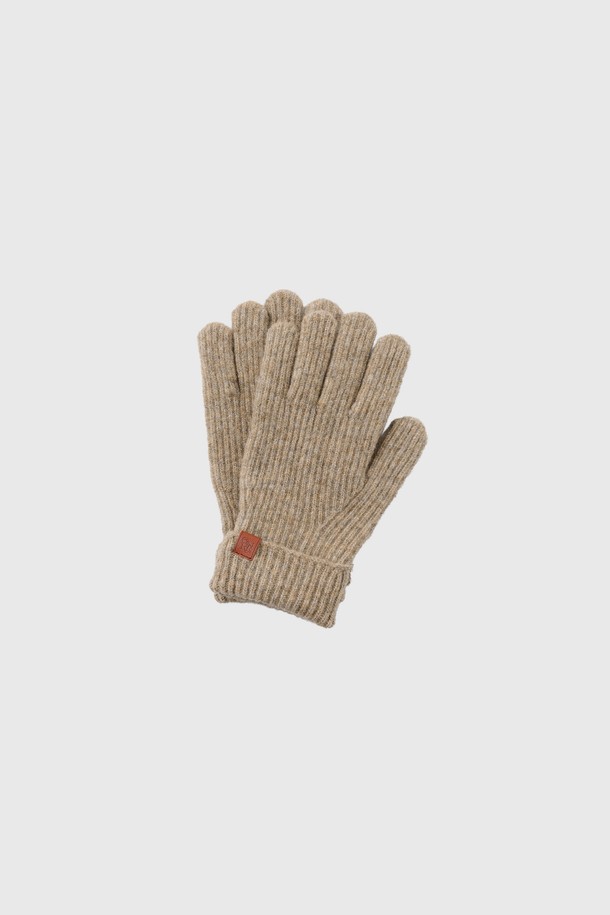 [25FW] UNISEX 리브드 니트 글러브는 가을, 겨울 시즌에 따뜻하게 착용할 수 있는 유니섹스 장갑입니다. 부드러운 촉감의 니트 소재로 제작되었으며, 리브드 패턴으로 디자인되어 미니멀, 클래식, 캐주얼 스타일 모두에 잘 어울립니다. 베이지, 화이트, 크림 3가지 컬러로 출시되어 다양한 스타일에 매치하기 좋습니다. 두꺼운 두께감으로 보온성을 높여 추운 날씨에도 따뜻함을 유지해 줍니다. 일상생활에서 데일리하게 활용하기 좋은 니트 글러브입니다.
