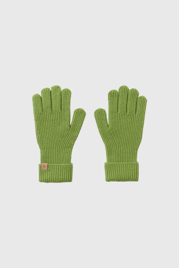 **[25FW] UNISEX 리브드 니트 글로브**는 가을과 겨울, 일상과 출근룩, 모임룩에 모두 잘 어울리는 유니섹스 장갑입니다. 부드러운 촉감의 니트 소재로 제작되었으며, 보온성을 높여 추운 날씨에도 따뜻하게 착용할 수 있습니다. 클래식, 미니멀, 캐주얼 스타일 모두 소화 가능하며, 리브드 디테일이 은은한 포인트를 더합니다. 블랙과 그린, 두 가지 색상으로 출시되어 취향에 맞게 선택할 수 있습니다.
