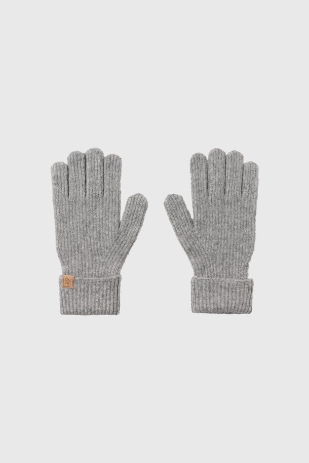 [25FW] UNISEX (유니섹스) 리브드 니트 글로브는 가을, 겨울 시즌에 착용하기 좋은 장갑입니다. 부드러운 니트 소재로 제작되었으며, 보온성을 위한 두꺼운 두께감과 골지(리브드) 디테일이 특징입니다. 클래식, 미니멀, 캐주얼 스타일 모두 소화 가능하며, 출근룩에도 잘 어울립니다. 남녀 모두 착용할 수 있는 유니섹스 디자인으로 그레이 컬러로 출시되었습니다.
