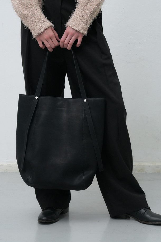 세련된 스타일을 완성할 [25FW] WOMAN 스웨이드 바스켓 숄더백입니다. 부드러운 스웨이드 소재와 사각 형태의 바스켓 디자인이 돋보이며, 오픈형 잠금 방식으로 편리함을 더했습니다. 미디엄 사이즈로 데이트룩, 모임룩 등 다양한 TPO에 활용 가능하며, 클래식, 미니멀, 시크 스타일을 연출하기 좋습니다. 컬러는 블랙 한 가지로 출시되었습니다.
