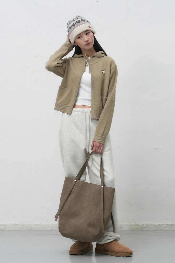 **[25FW] WOMAN 스웨이드 바스켓 숄더백 [2COL] / WBE4L92517**

가을, 겨울 시즌에 어울리는 여성용 스웨이드 바스켓 숄더백입니다. 미니멀하고 클래식한 디자인으로 다양한 스타일 연출에 활용하기 좋습니다. 부드러운 스웨이드 소재와 무지 패턴이 특징이며, 숄더백 형태로 제작되어 일상생활에서 편리하게 사용할 수 있습니다.
