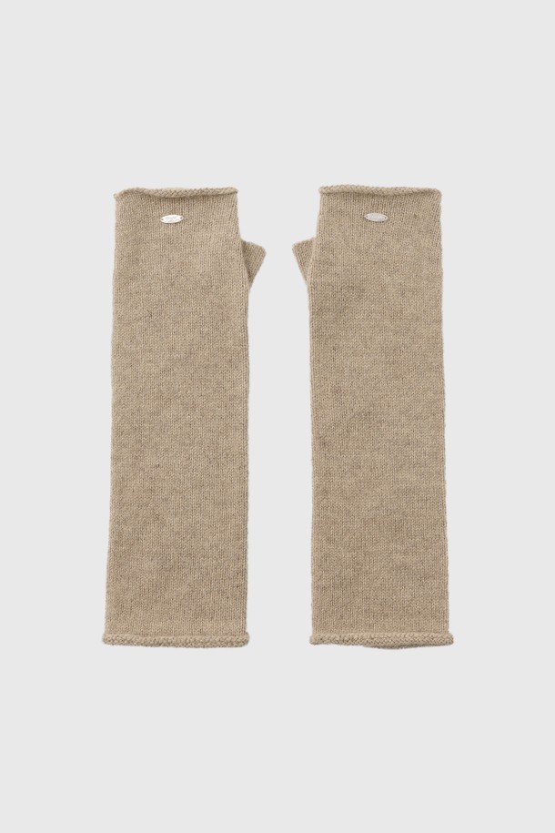 [25FW] 우먼 울 블렌드 니트 핸드 워머 [4COL] / WBE4L93528은 여성용 핸드워머입니다. 울 소재를 사용하여 부드러운 촉감과 따뜻한 보온성을 제공하며, 가을과 겨울에 착용하기 좋습니다. 무지 디자인으로 클래식, 미니멀, 캐주얼 스타일 모두 소화 가능하며, 산책룩에 잘 어울립니다. 두꺼운 두께감으로 추운 날씨에도 따뜻하게 손을 보호해 줍니다. 베이지 색상입니다.
