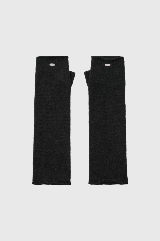 **[25FW] 우먼 울 블렌드 니트 핸드 워머 [4COL] / WBE4L93528**은 부드러운 촉감과 보온성을 갖춘 여성용 핸드 워머입니다. 울 소재를 사용하여 두꺼운 두께감을 자랑하며, 겨울철 추운 날씨에도 따뜻하게 손을 보호해 줍니다. 무지 디자인으로 어떤 스타일에도 잘 어울리며, 베이직한 스타일을 선호하는 분들께 적합합니다. 출근룩에 클래식하고 미니멀한 포인트를 더해 세련된 룩을 연출해보세요. 손목 부분에 착용하여 따뜻함과 스타일을 동시에 잡을 수 있습니다.
