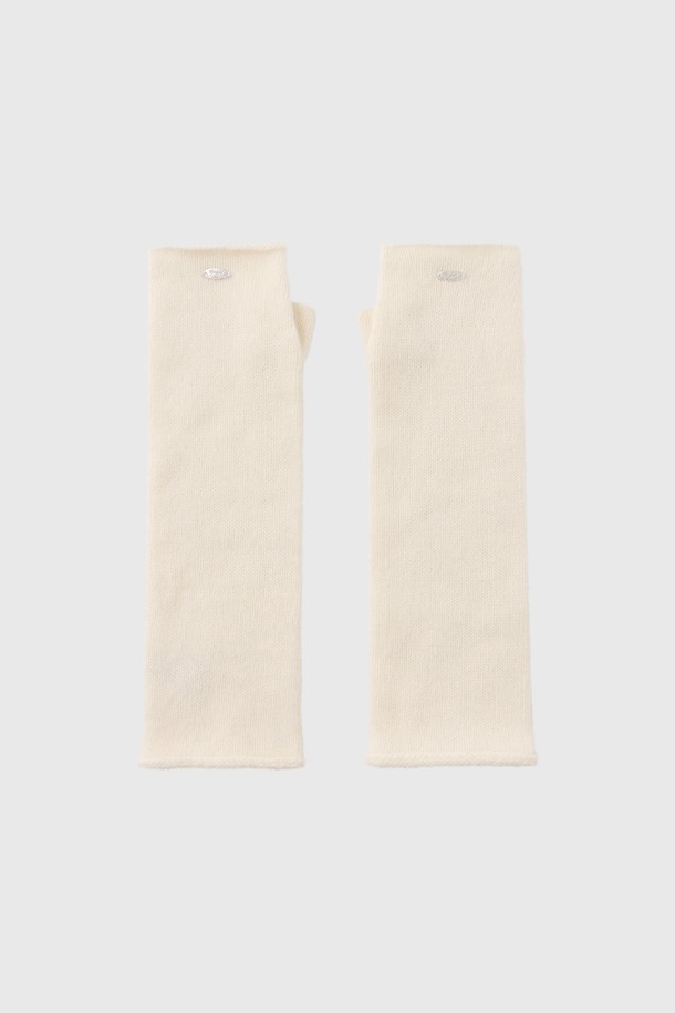 [25FW] WOMAN 울 블렌드 니트 핸드 워머 [4COL] / WBE4L93528은 부드러운 촉감과 두꺼운 두께로 따뜻함을 선사하는 여성용 핸드 워머입니다. 울 소재를 사용하여 보온성을 높였으며, 무지 디자인으로 미니멀, 클래식, 캐주얼 스타일 모두 소화 가능합니다. 손가락이 오픈되어 있어 활동성을 높였으며, 가을과 겨울철 산책룩이나 집콕룩에 활용하기 좋습니다. 화이트 컬러로 다양한 의상에 매치하기 용이합니다.
