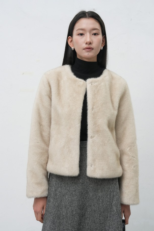 **[25FW] WOMAN 노카라 머플러 페이크 퍼 재킷 [2COL] / WBE4L07536**

우아하고 클래식한 무드의 여성 노카라 페이크 퍼 재킷입니다. 부드러운 촉감의 두꺼운 페이크 퍼 소재로 제작되어 가을과 겨울 시즌에 따뜻하게 착용할 수 있습니다. 레귤러핏으로 편안하게 착용 가능하며, 오픈 스타일의 여밈과 머플러 디테일이 특징입니다. 베이지와 브라운 두 가지 컬러로 출시되어 데이트룩, 모임룩, 연말 모임룩 등 다양한 TPO에 활용 가능합니다. 미니멀하면서도 세련된 스타일을 연출하기 좋습니다.
