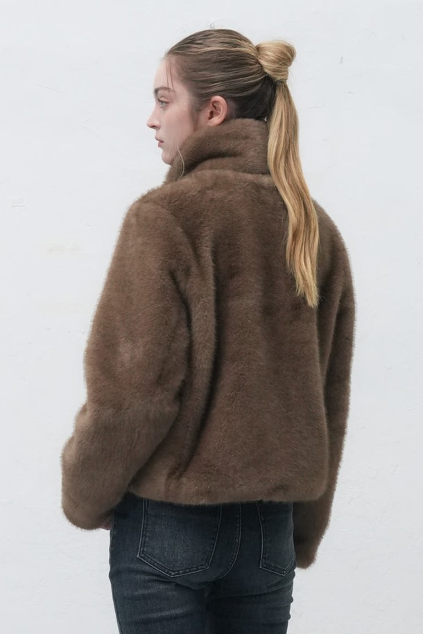 [25FW] WOMAN 노카라 머플러 페이크 퍼 재킷 [2COL]은 부드러운 촉감의 페이크 퍼 소재로 제작되어 가을, 겨울 시즌 따뜻하게 착용할 수 있는 여성용 자켓입니다. 캐주얼하고 베이직한 스타일의 무지 디자인으로, 다양한 룩에 활용하기 좋습니다. 노카라 디자인과 머플러 디테일이 더해져 포근한 느낌을 주며, 레귤러 핏으로 편안하게 착용 가능합니다. 긴 소매 기장과 두꺼운 두께감으로 보온성을 높였으며, 오픈 방식으로 간편하게 입고 벗을 수 있습니다. 브라운 컬러로 포근하고 세련된 분위기를 연출합니다.
