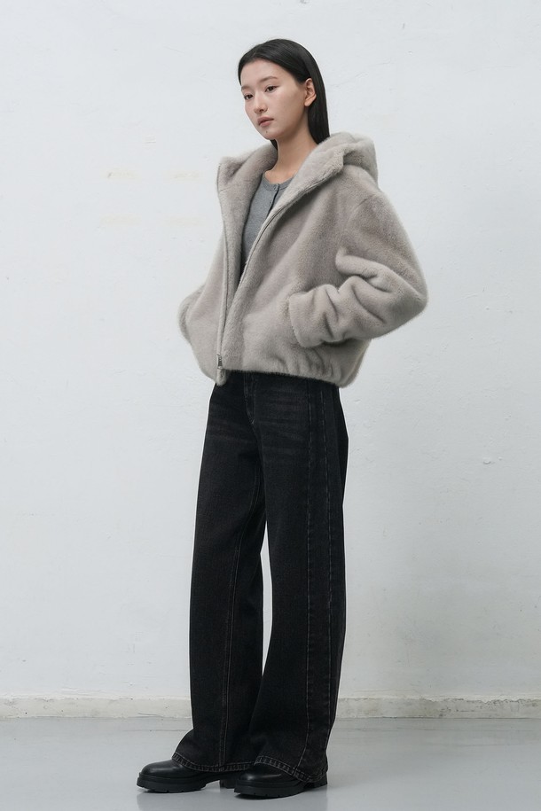 **[25FW] WOMAN 하이넥 페이크 퍼 후드 집업 [2COL] / WBE4L07538**

부드러운 촉감의 페이크 퍼 소재로 제작된 여성용 하이넥 후드 집업입니다. 브라운과 베이지 두 가지 색상으로 출시되어 다양한 스타일 연출이 가능합니다. 캐주얼한 무드의 무지 디자인으로, 가을과 겨울에 따뜻하게 착용할 수 있습니다. 레귤러핏 크롭 기장으로 편안함과 스타일리시함을 동시에 만족시킵니다. 긴 소매와 두꺼운 두께감으로 보온성을 높였습니다.
