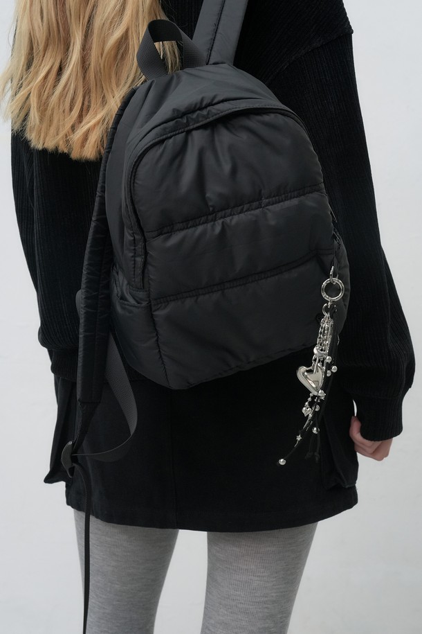 25FW WOMAN 패디드 미니 백팩 [2COL] / WBE4L92514는 여성들을 위한 미니 사이즈 백팩입니다. 나일론 소재의 무지 디자인으로, 패딩 디테일이 돋보이는 사각 형태의 백팩입니다. 블랙 색상으로 출시되었으며, 지퍼형 잠금 방식으로 내용물을 안전하게 보관할 수 있습니다. 미니멀, 캐주얼, 시크 스타일을 추구하는 분들께 추천하며, 출근룩에도 잘 어울립니다. 일상생활에서 간편하게 사용할 수 있는 실용적인 가방입니다.
