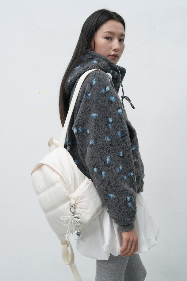 [25FW] WOMAN 패디드 미니 백팩 [2COL]는 여성용 미니 백팩입니다. 나일론과 폴리에스테르 소재로 제작되었으며, 숄더 스트랩과 지퍼형 잠금 방식으로 편의성을 높였습니다. 넉넉한 수납 공간과 패딩 디자인으로 캐주얼하고 미니멀한 스타일을 연출할 수 있습니다. 무지 디자인에 사각 모양으로 제작되어 데일리 백으로 활용하기 좋습니다. 일상생활에서 가볍게 멜 수 있는 실용적인 백팩입니다.