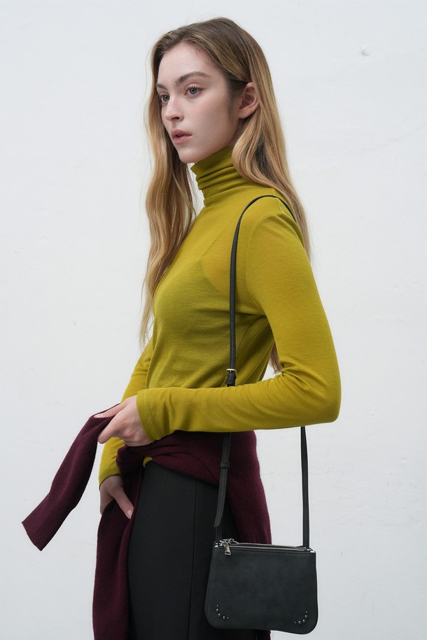 [25FW] WOMAN 아코디언 크로스 백 [3COL] / WBE4L92524는 여성용 크로스백입니다. 미니멀한 스타일과 클래식한 무드를 선호하는 분들께 적합하며, 블랙, 핑크, 블루 3가지 색상으로 제공됩니다. 아코디언 디자인이 특징이며, 무지 패턴의 사각 가방 형태로 제작되었습니다. 일상생활에서 활용하기 좋은 실용적인 아이템입니다.