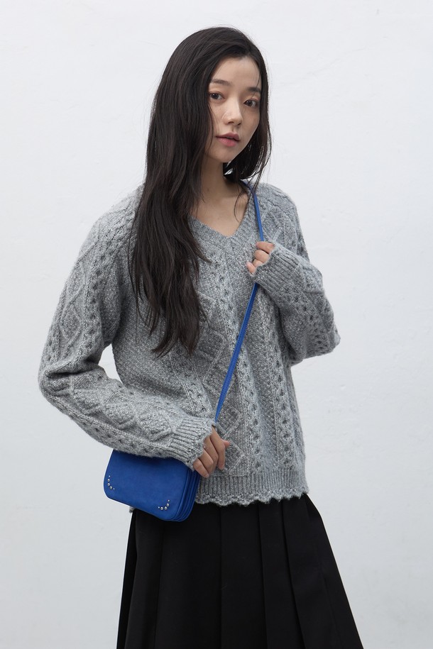 세련된 스타일을 완성할 여성용 아코디언 크로스 백입니다. 블랙, 핑크, 블루 3가지 다채로운 색상으로 출시되어, 시크, 미니멀, 클래식한 스타일을 연출하기 좋습니다. 데이트룩, 모임룩에 매치하여 세련된 분위기를 더해보세요. 사각 디자인에 스터드/찡 장식이 포인트로 더해져 트렌디함을 강조합니다. 일상생활에서 유용하게 사용할 수 있는 아이템입니다.
