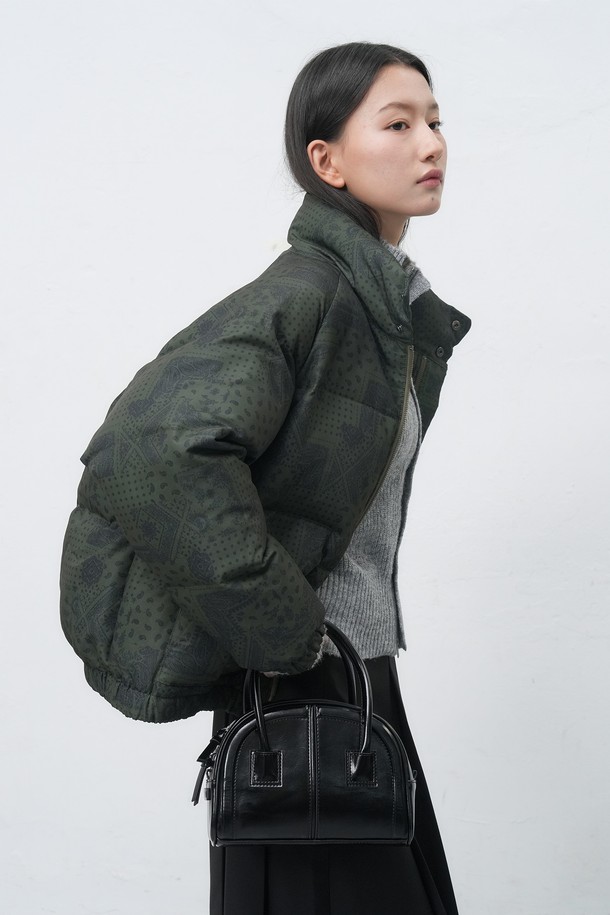 [25FW] WOMAN 라운드 미니 토트백 [2COL] / WBE4L92525는 여성용 토트백입니다. 심플하고 세련된 블랙 컬러의 미니 사이즈 가방으로, 합성가죽 소재에 라운드 디자인이 돋보입니다. 무지 패턴에 사각형 모양으로, 출근룩이나 모임룩 등 다양한 TPO에 활용 가능합니다. 지퍼형 잠금 방식으로 소지품을 안전하게 보관하며, 미니멀, 클래식, 시크 스타일을 즐기는 여성에게 추천합니다.
